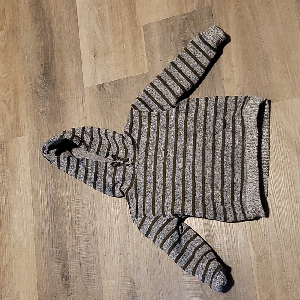 Grey Pullover Hoddie with Center Pocket. 2T